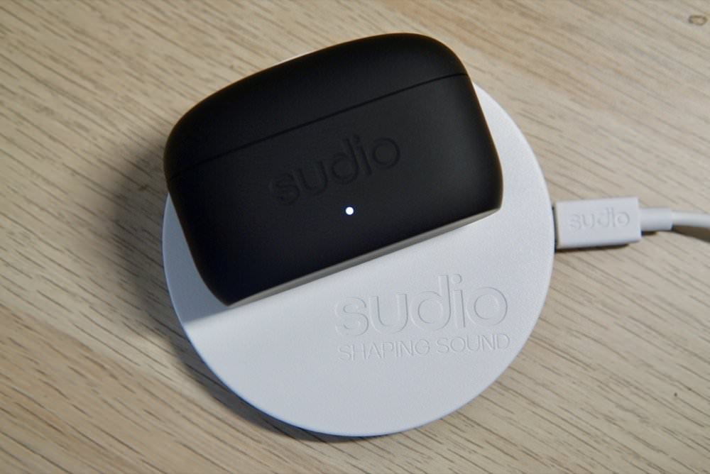 Sudio藍芽耳機無線充電盤(白色)