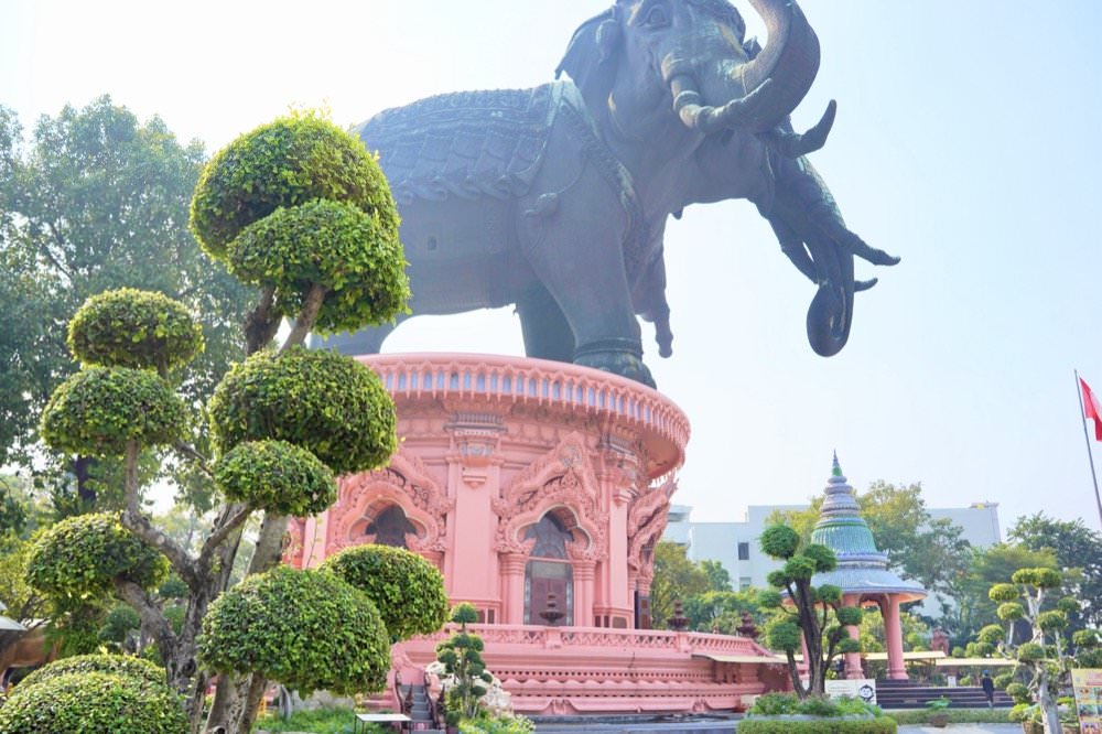 12 【曼谷景點推薦】三頭象神博物館。超美粉紅建築與地標巨大三頭象！最夯曼谷網美景點交通、門票、許願拜拜攻略分享